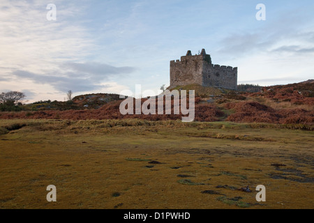 An Caisteal Tioram ou les ruines du château de Dorlin sec également château est situé sur l'île de marée de Tioram Eilean Loch Moidart Ecosse Banque D'Images