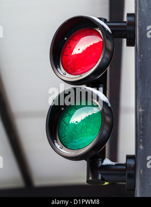 Petit rond rouge et vert feu de circulation Banque D'Images