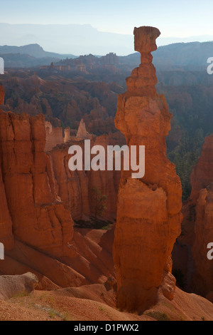 Le marteau de Thor en matin tôt de Sunset Point, Bryce Canyon National Park, Utah, USA Banque D'Images