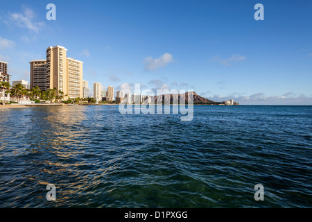 L'après-midi lumineuse de la lumière sur les stations de Wakiki à Honolulu. Banque D'Images