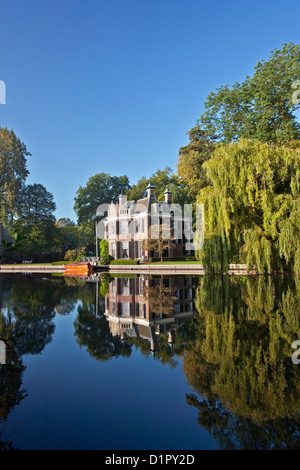 Les Pays-Bas, Nieuwersluis, navire de plaisance sur la rivière Vecht. Domaine rural appelé Rupelmonde. Banque D'Images