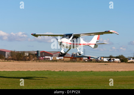 Design CTSW Vol G-CESW le décollage à partir de la piste en herbe à Breighton Airfield Banque D'Images