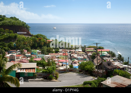 La vue du village de Canaries, sur la côte ouest, St Lucia, la mer des Caraïbes, Antilles Banque D'Images