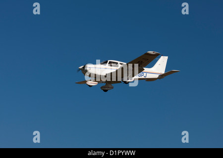 Piper PA-28-161 Cherokee Warrior II G-BGPJ en vol Banque D'Images