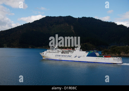 Un passant passe par ferry Marlborough Sounds à l'extrémité sud du détroit de Cook. Banque D'Images