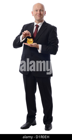 Businessman dropping a pound dans une tirelire or isolated on white Banque D'Images