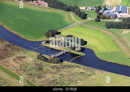 Les Pays-Bas, Dalfsen, rivière appelée Overijsselse Vecht. Weir et de l'échelle à poissons dans la rivière. Vue aérienne. Banque D'Images