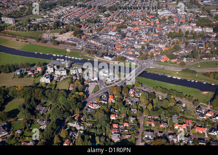 Les Pays-Bas, Ommen, vue sur village, situé près de l'Overijsselse Vecht, appelé. Vue aérienne. Banque D'Images