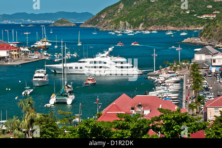 Au-dessus de regarder sur le port de Gustavia occupé plein de yachts et voiliers, Saint Barthelemy Banque D'Images