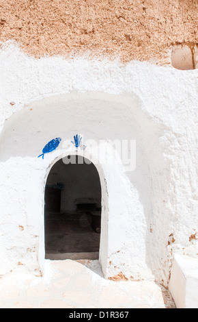 Au sud de la Tunisie, Matmata, l'entrée d'une ancienne grotte troglodyte maison berbère Banque D'Images