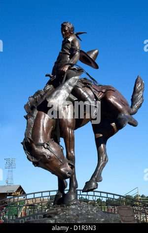 Cheval bronze statue au Centennial Plaza à Pendleton, Oregon, USA. Banque D'Images