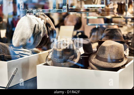 Paris, France : chapeaux pour hommes à vendre - dans la fenêtre d'un grand magasin vu depuis la voie publique Banque D'Images