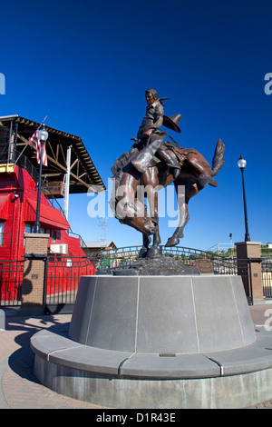 Cheval bronze statue au Centennial Plaza à Pendleton, Oregon, USA. Banque D'Images