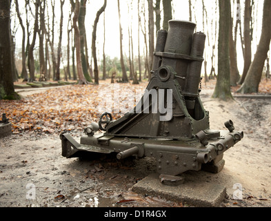 WW1 mortier de tranchée allemande assis loin de rouille au Bois du Sanctuaire des tranchées près d'Ypres en Belgique. Banque D'Images