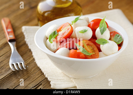 Salade Caprese italien avec tomates cerises et mozzarella bébé Banque D'Images