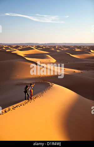 Le Maroc, M'Hamid, Erg Chigaga dunes de sable. Désert du Sahara. Les touristes sur dune de sable. Banque D'Images