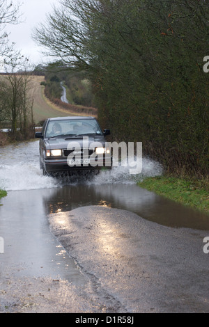 L'inondation de la rivière Cherwell un chemin rural avec un véhicule à quatre roues motrices en passant par Banque D'Images