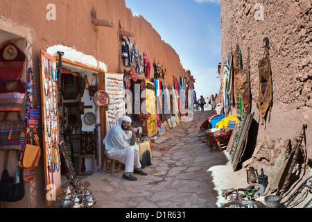 Le Maroc, Ait Ben Haddou, ancienne forteresse ou kasbah ou ksar, de boutiques de souvenirs. Banque D'Images