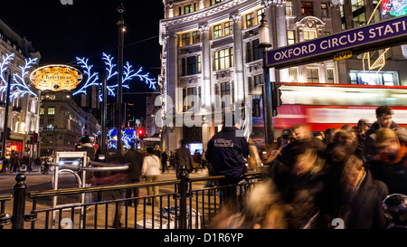 Londres : décoration de Noël d'Oxford Circus pour une heure de pointe à Londres Banque D'Images