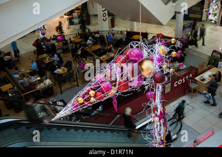 Décorations de Noël & parures de fête, magasins et consommateurs dans Noël St Georges Mall et centre commercial, 92 Fishergate à pied, Preston, Lancashire, UK Banque D'Images