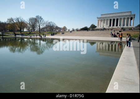 Le Lincoln Memorial vu depuis la fin de la Reflecting Pool sur le National Mall, Washington DC, USA Banque D'Images