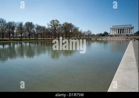 Le Lincoln Memorial vu depuis la fin de la Reflecting Pool sur le National Mall, Washington DC, USA Banque D'Images
