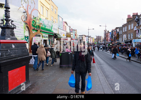 Rue animée à Camden Town, Londres, Royaume-Uni Banque D'Images