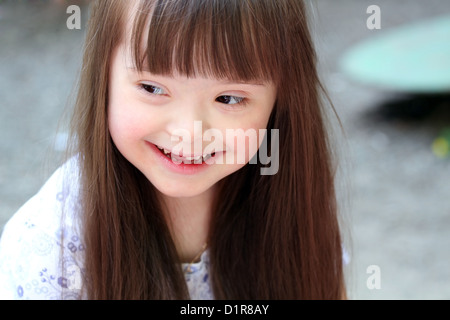 Portrait de belle jeune fille sur l'aire de jeux Banque D'Images