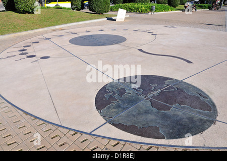 Espagne, Barcelone. Cadran solaire analématique, Plaça de la Reina Maria Cristina. Banque D'Images