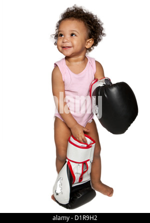 Studio portrait of cute little girl toddler portant des gants de boxe géant Banque D'Images