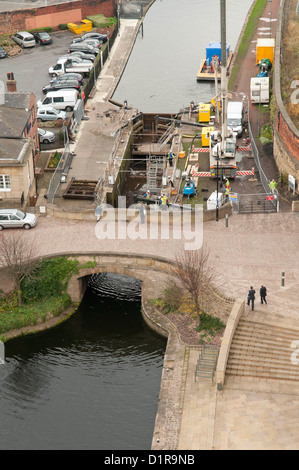 Blocage du bureau ; Leeds et Liverpool Canal, Leeds ; remplacement d'une porte d'écluse Banque D'Images