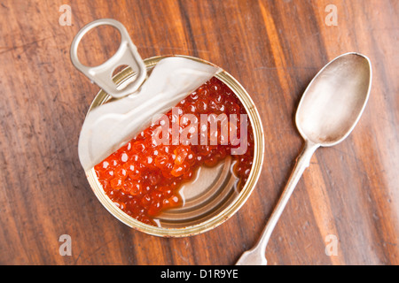 Caviar rouge en banque avec cuillère sur fond de bois Banque D'Images