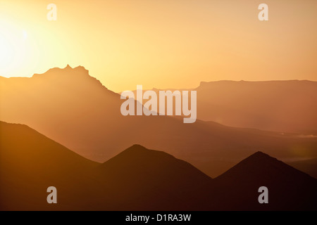 Le Maroc, Marrakech, le lever du soleil sur les montagnes. Banque D'Images