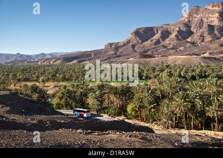 Du Maroc, près d'Agdz, Oasis et kasbah. Voiture 4x4. Banque D'Images