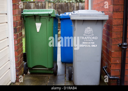 Wheelie bins dans un jardin à Manchester, Angleterre, RU Banque D'Images