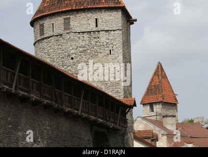 Mur de la ville et tours de guet dans la vieille ville médiévale de Tallinn Estonie Banque D'Images