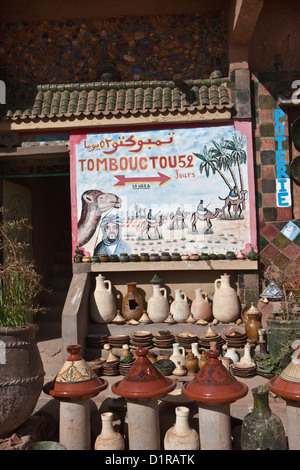 Le Maroc, Tamegroute, près de Zagora, Road sign chameau Tombouctou 52 jours. Tombouctou 52 jours. Banque D'Images