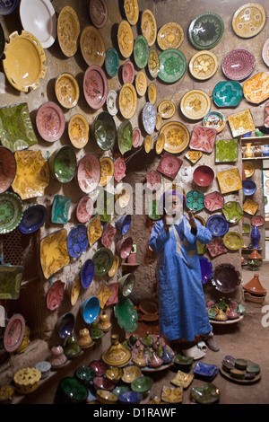 Le Maroc, Tamegroute, près de Zagora, la vente de poterie. Banque D'Images