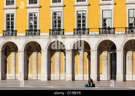 Magnifique architecture de style manuélin des bâtiments du palais royal entourant la Praca do Comercio, la plus grande place publique du Portugal appelée la porte d'entrée de Lisbonne Banque D'Images