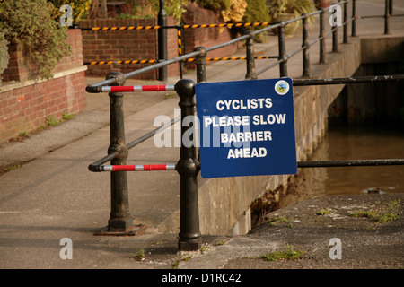 Les cyclistes n'hésitez pas à ralentir l'avance, barrière quai Bristol Février 2008 Banque D'Images