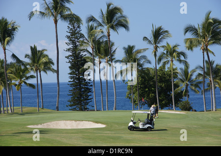 Les golfeurs non identifié, faire une partie de golf tout en prenant une pause de temps froid sur le continent le 14 novembre 2012 près de Kona, Hawaï. Banque D'Images