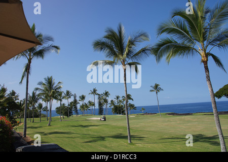 Les golfeurs non identifié, faire une partie de golf tout en prenant une pause de temps froid sur le continent le 14 novembre 2012 près de Kona, Hawaï. Banque D'Images