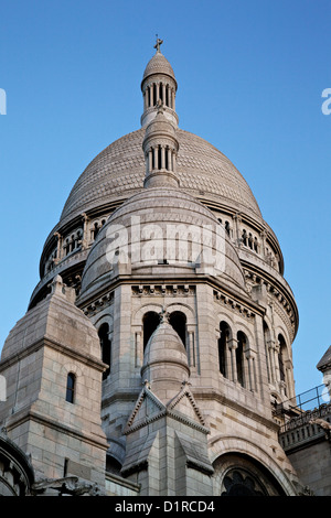 Les dômes de la basilique du Sacré Cœur dans la lumière du soir. Montmartre, Paris, France Banque D'Images