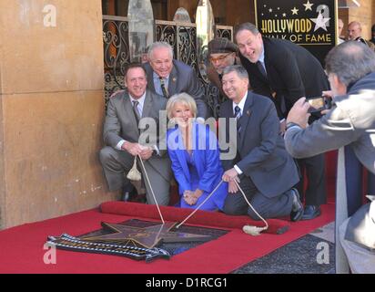 Los Angeles, Californie, USA. 3e janvier 2013. Helen Mirren, Taylor Hackford, David Mamet, Jon Turtletaub à la cérémonie d'intronisation pour l'étoile sur le Hollywood Walk of Fame pour Helen Mirren, Hollywood Boulevard, Los Angeles, CA 3 janvier 2013. Photo par : Elizabeth Goodenough/Everett Collection Banque D'Images