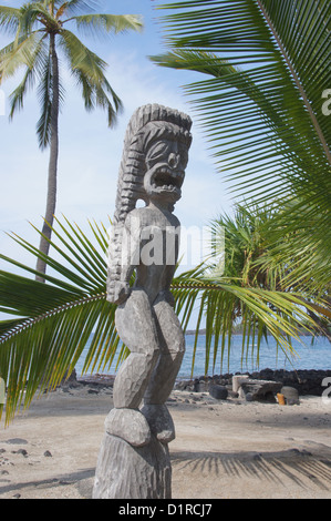 Statue en bois sculpté de l'ancienne godPuuhonua Hawaïen O Honaunau lieu de refuge National Park, New York Banque D'Images