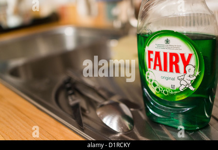 Une bouteille de liquide vaisselle originale de fées. Banque D'Images