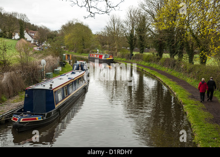 À la suite de l'& Staffordshire de halage du canal vers Stewponey Worcestershire serrures, Stourton, dans le Pays Noir Banque D'Images