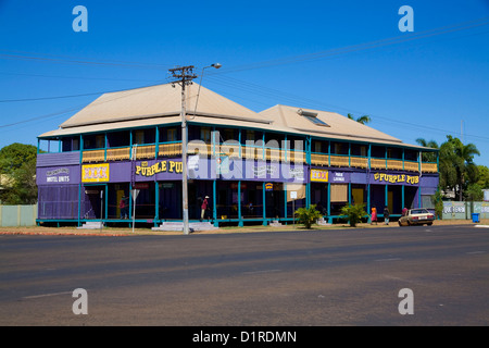 L'hôtel style Queenslander Outback Pub violet ou National Hotel à Normanton Queensland Banque D'Images