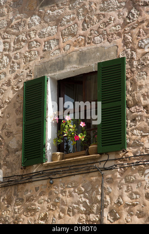 La ville de Valdemossa est bien connu pour le détroit, une maison confortable et beaucoup de fleurs. Banque D'Images