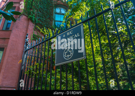 New York, East Village, E. 6e rue 'Jardin Botanique', jardins communautaires, signe sur Barrière, quartiers locaux Banque D'Images